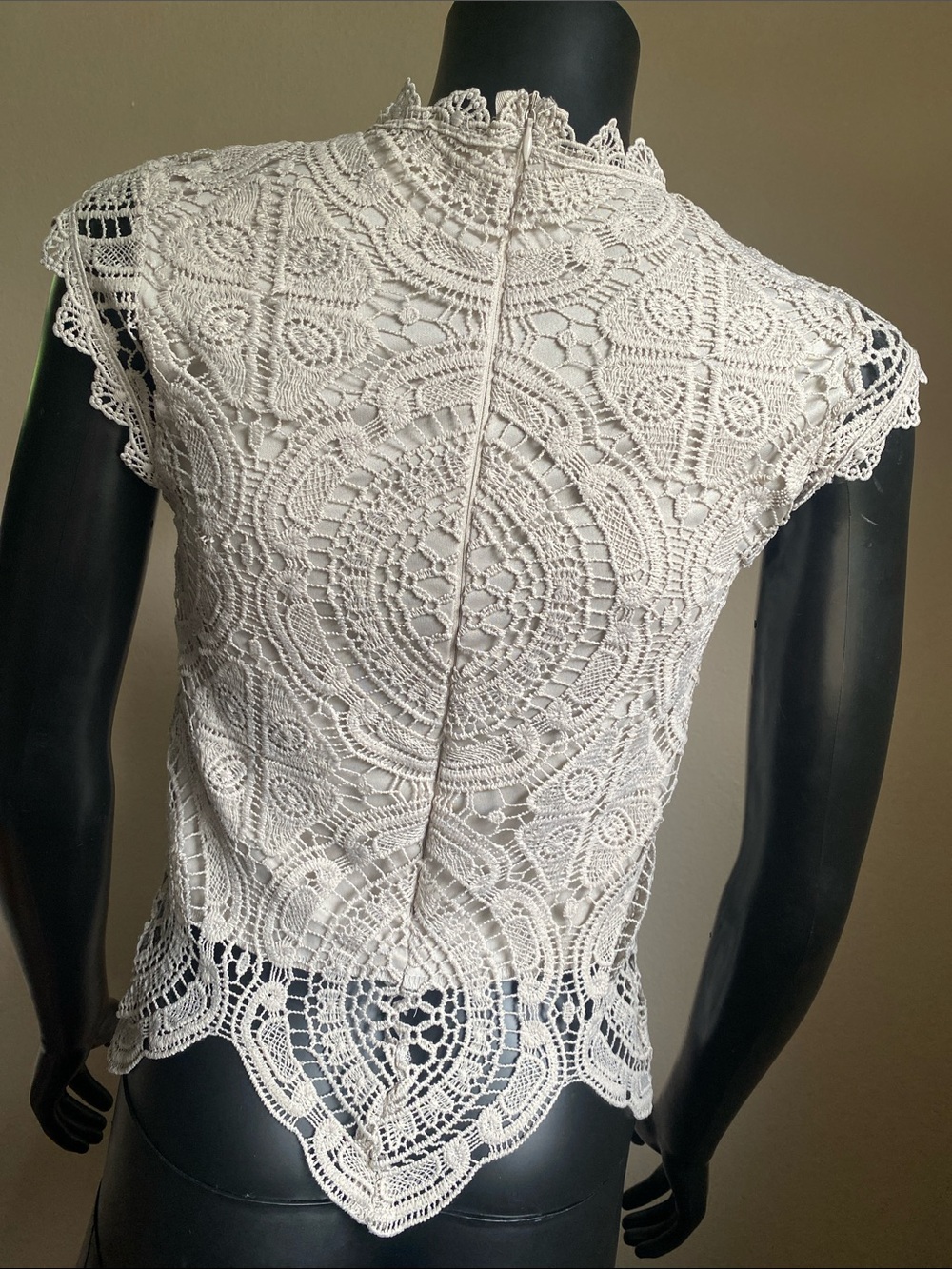 REBELLION AGAIN Sleeveless Crochet Lace Blouse in Light Gray - Picture 6 of 12